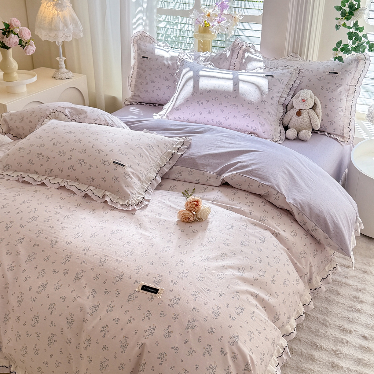 91家纺网 家纺一手货源 找家纺 艾唯希家纺 2025新款全棉双层花边四件套纯棉小碎花10个花型-花边系列 林间物语-紫