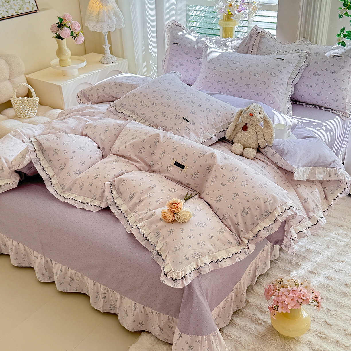 91家纺网 家纺一手货源 找家纺 艾唯希家纺 2025新款全棉双层花边四件套纯棉小碎花10个花型-花边系列 林间物语-紫