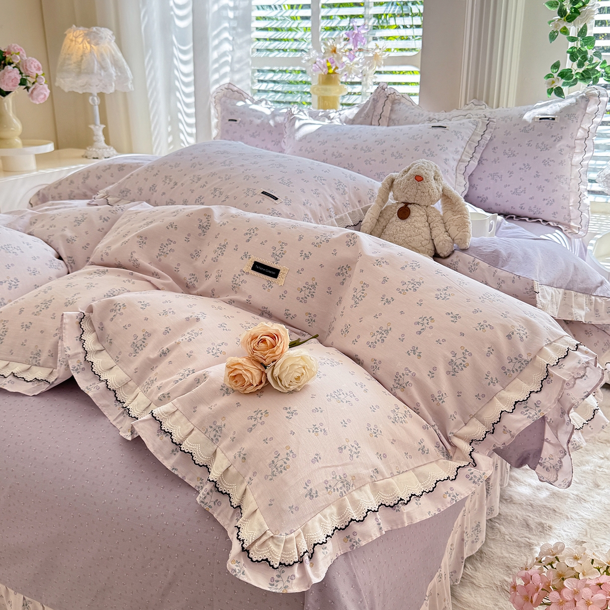 91家纺网 家纺一手货源 找家纺 艾唯希家纺 2025新款全棉双层花边四件套纯棉小碎花10个花型-花边系列 林间物语-紫