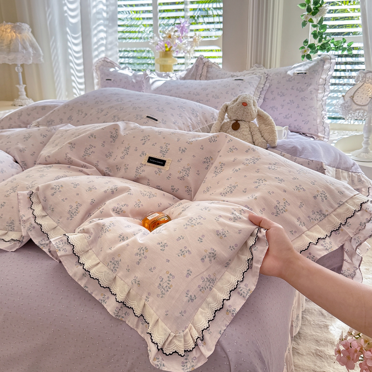 91家纺网 家纺一手货源 找家纺 艾唯希家纺 2025新款全棉双层花边四件套纯棉小碎花10个花型-花边系列 林间物语-紫