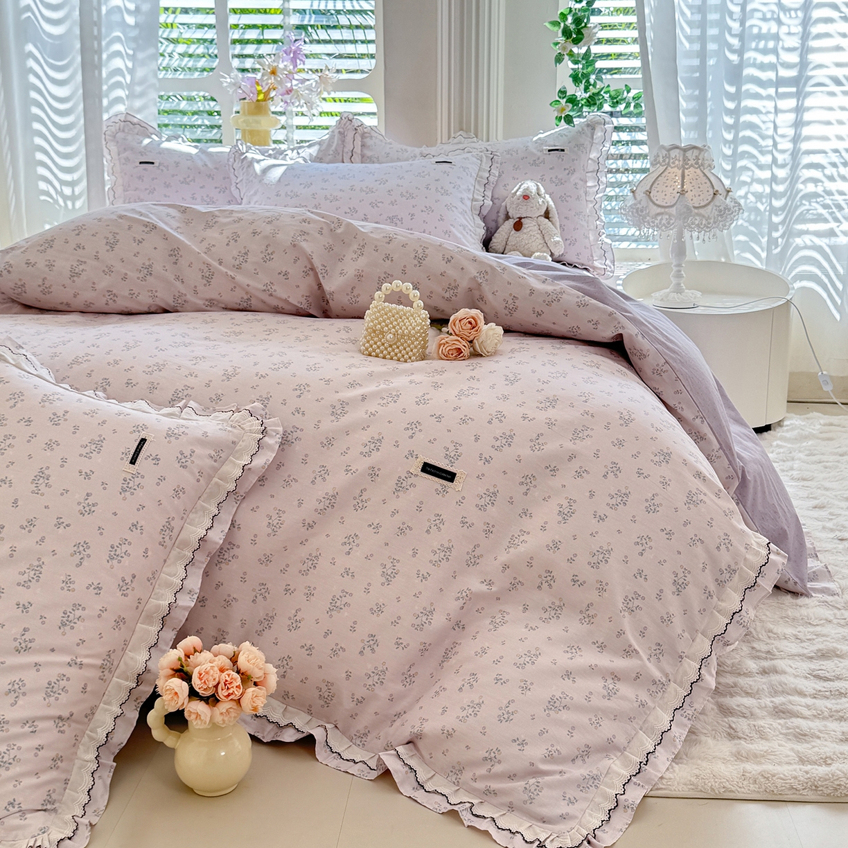 91家纺网 家纺一手货源 找家纺 艾唯希家纺 2025新款全棉双层花边四件套纯棉小碎花10个花型-花边系列 林间物语-紫