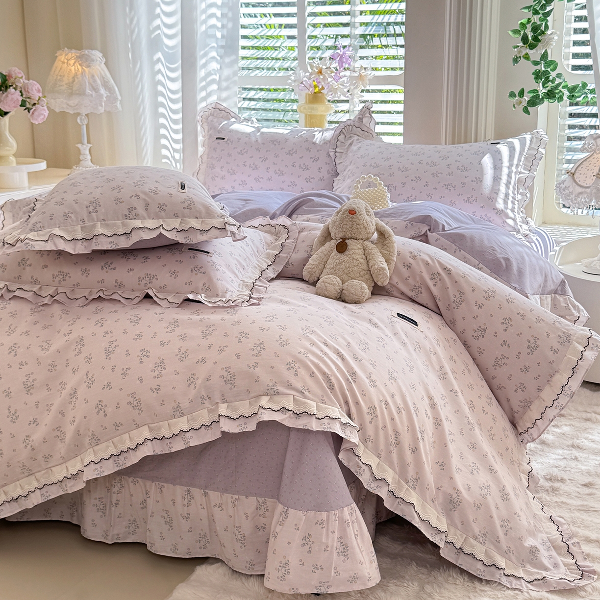 91家纺网 家纺一手货源 找家纺 艾唯希家纺 2025新款全棉双层花边四件套纯棉小碎花10个花型-花边系列 林间物语-紫