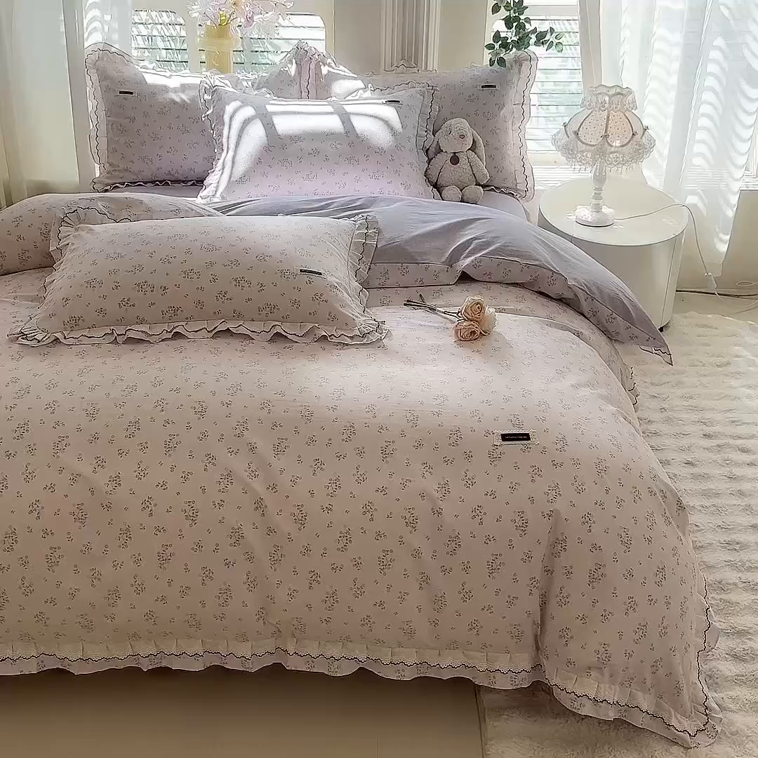91家纺网 家纺一手货源 找家纺 艾唯希家纺 2025新款全棉双层花边四件套纯棉小碎花10个花型-花边系列 林间物语-紫