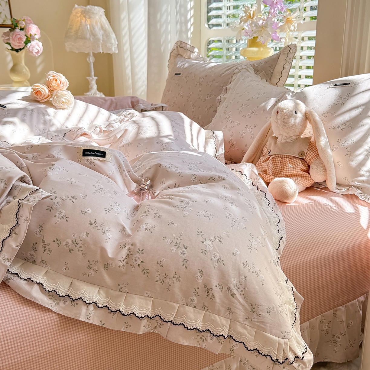 91家纺网 家纺一手货源 找家纺 艾唯希家纺 2025新款全棉双层花边四件套纯棉小碎花10个花型-花边系列 奶芙蓉-粉