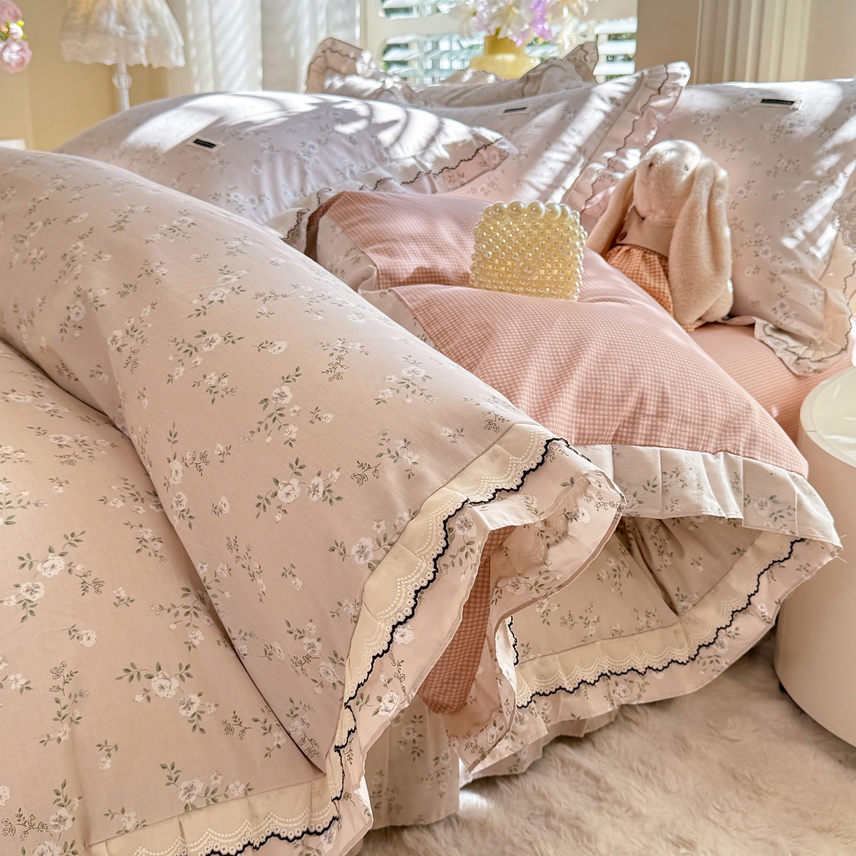 91家纺网 家纺一手货源 找家纺 艾唯希家纺 2025新款全棉双层花边四件套纯棉小碎花10个花型-花边系列 奶芙蓉-粉