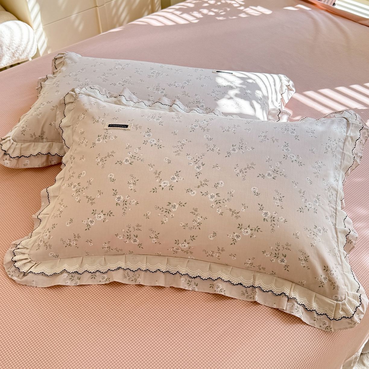 91家纺网 家纺一手货源 找家纺 艾唯希家纺 2025新款全棉双层花边四件套纯棉小碎花10个花型-花边系列 奶芙蓉-粉