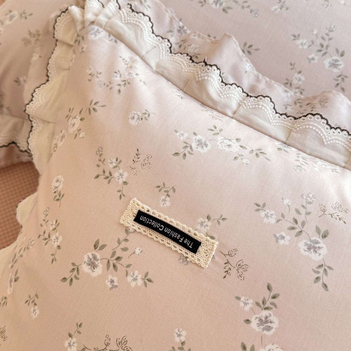 91家纺网 家纺一手货源 找家纺 艾唯希家纺 2025新款全棉双层花边四件套纯棉小碎花10个花型-花边系列 奶芙蓉-粉