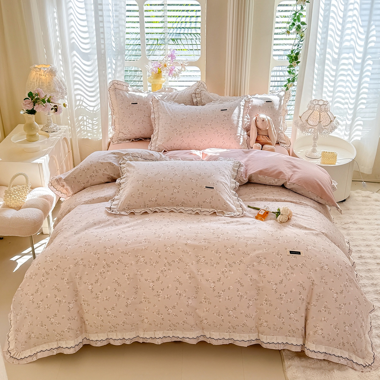 91家纺网 家纺一手货源 找家纺 艾唯希家纺 2025新款全棉双层花边四件套纯棉小碎花10个花型-花边系列 奶芙蓉-粉