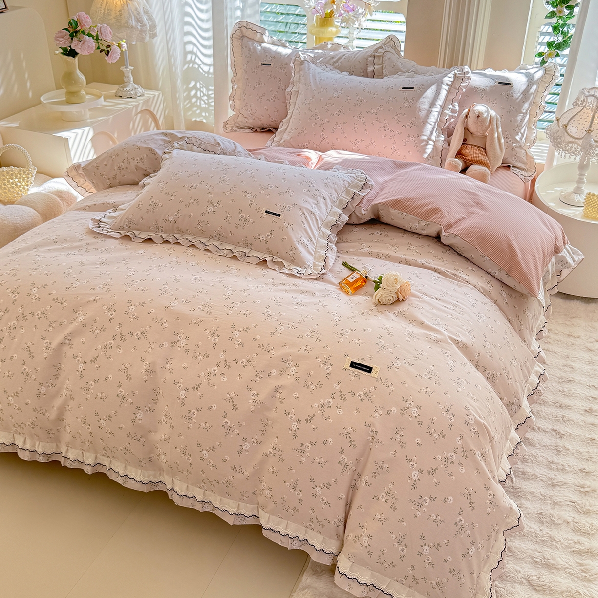 91家纺网 家纺一手货源 找家纺 艾唯希家纺 2025新款全棉双层花边四件套纯棉小碎花10个花型-花边系列 奶芙蓉-粉
