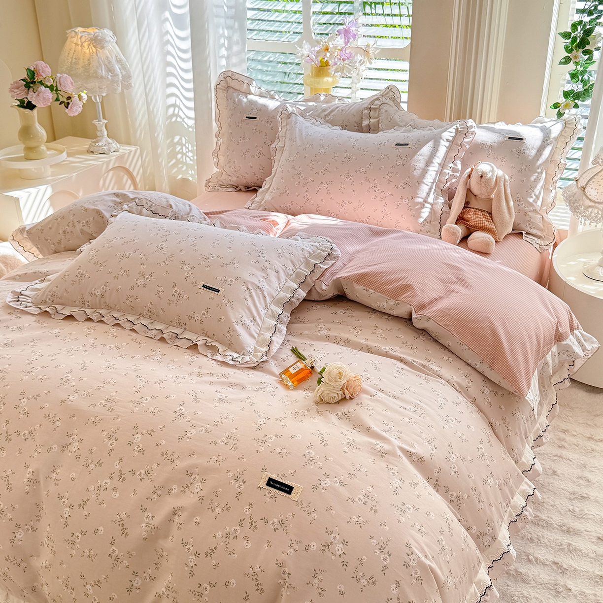 91家纺网 家纺一手货源 找家纺 艾唯希家纺 2025新款全棉双层花边四件套纯棉小碎花10个花型-花边系列 奶芙蓉-粉