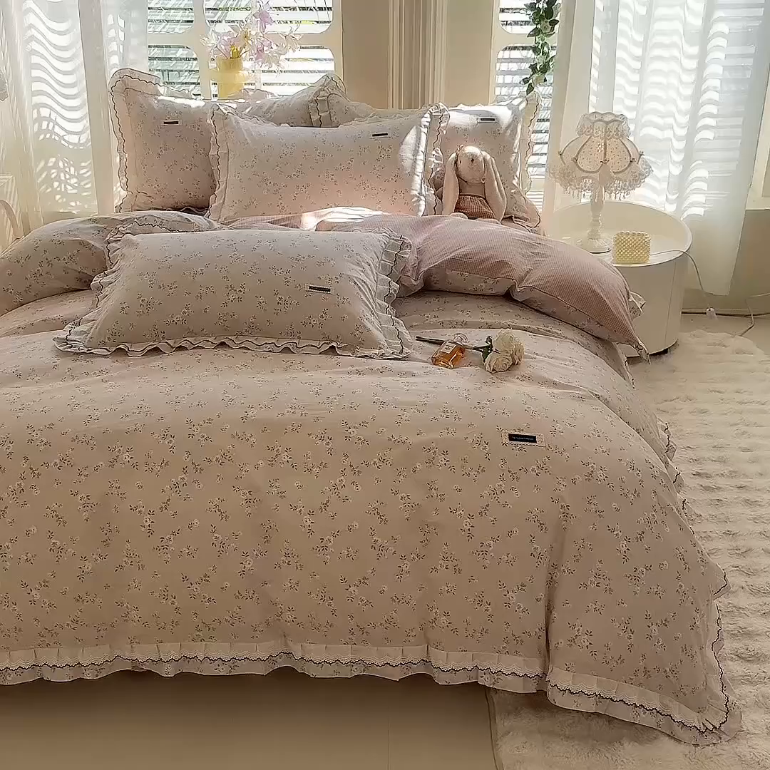 91家纺网 家纺一手货源 找家纺 艾唯希家纺 2025新款全棉双层花边四件套纯棉小碎花10个花型-花边系列 奶芙蓉-粉