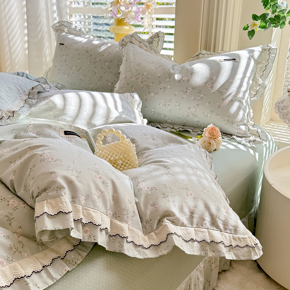 91家纺网 家纺一手货源 找家纺 艾唯希家纺 2025新款全棉双层花边四件套纯棉小碎花10个花型-花边系列 奶芙蓉-绿