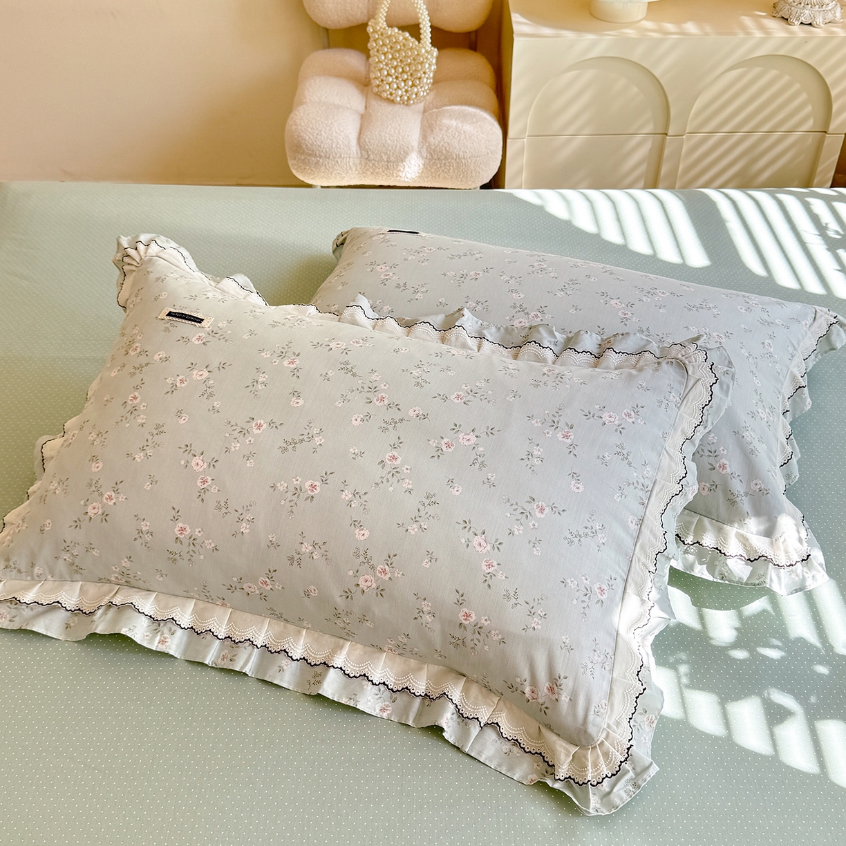 91家纺网 家纺一手货源 找家纺 艾唯希家纺 2025新款全棉双层花边四件套纯棉小碎花10个花型-花边系列 奶芙蓉-绿