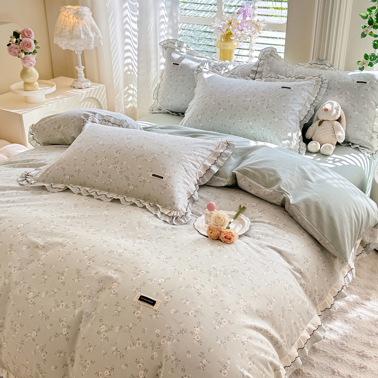 91家纺网 家纺一手货源 找家纺 艾唯希家纺 2025新款全棉双层花边四件套纯棉小碎花10个花型-花边系列 奶芙蓉-绿