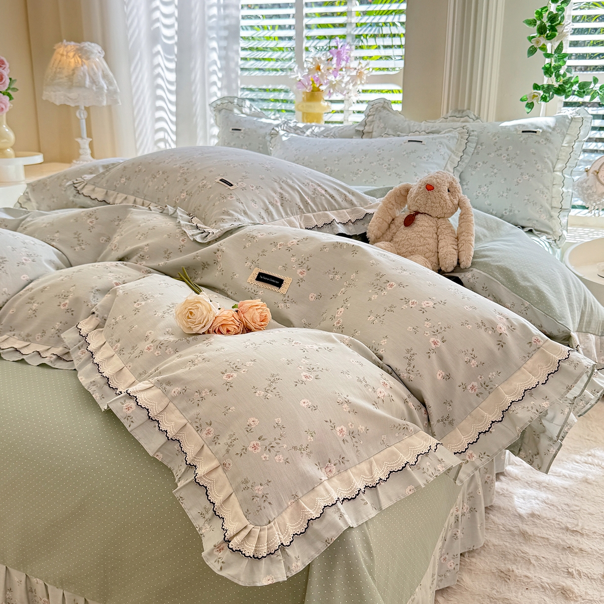 91家纺网 家纺一手货源 找家纺 艾唯希家纺 2025新款全棉双层花边四件套纯棉小碎花10个花型-花边系列 奶芙蓉-绿