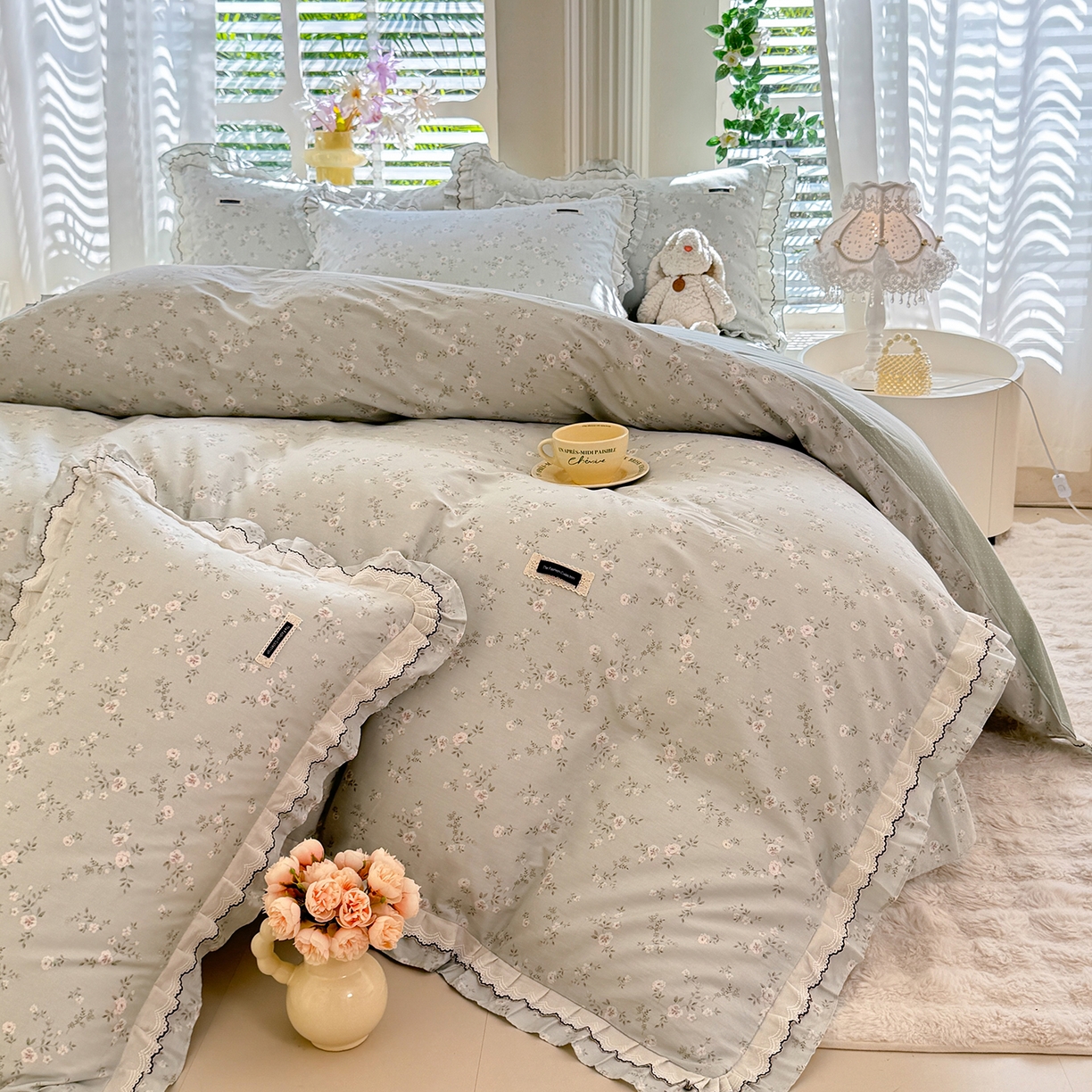 91家纺网 家纺一手货源 找家纺 艾唯希家纺 2025新款全棉双层花边四件套纯棉小碎花10个花型-花边系列 奶芙蓉-绿