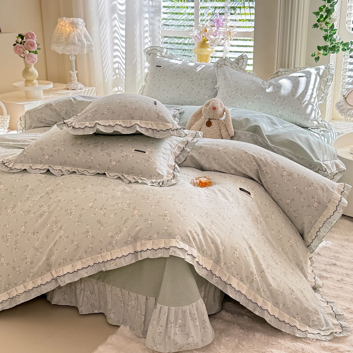 91家纺网 家纺一手货源 找家纺 艾唯希家纺 2025新款全棉双层花边四件套纯棉小碎花10个花型-花边系列 奶芙蓉-绿