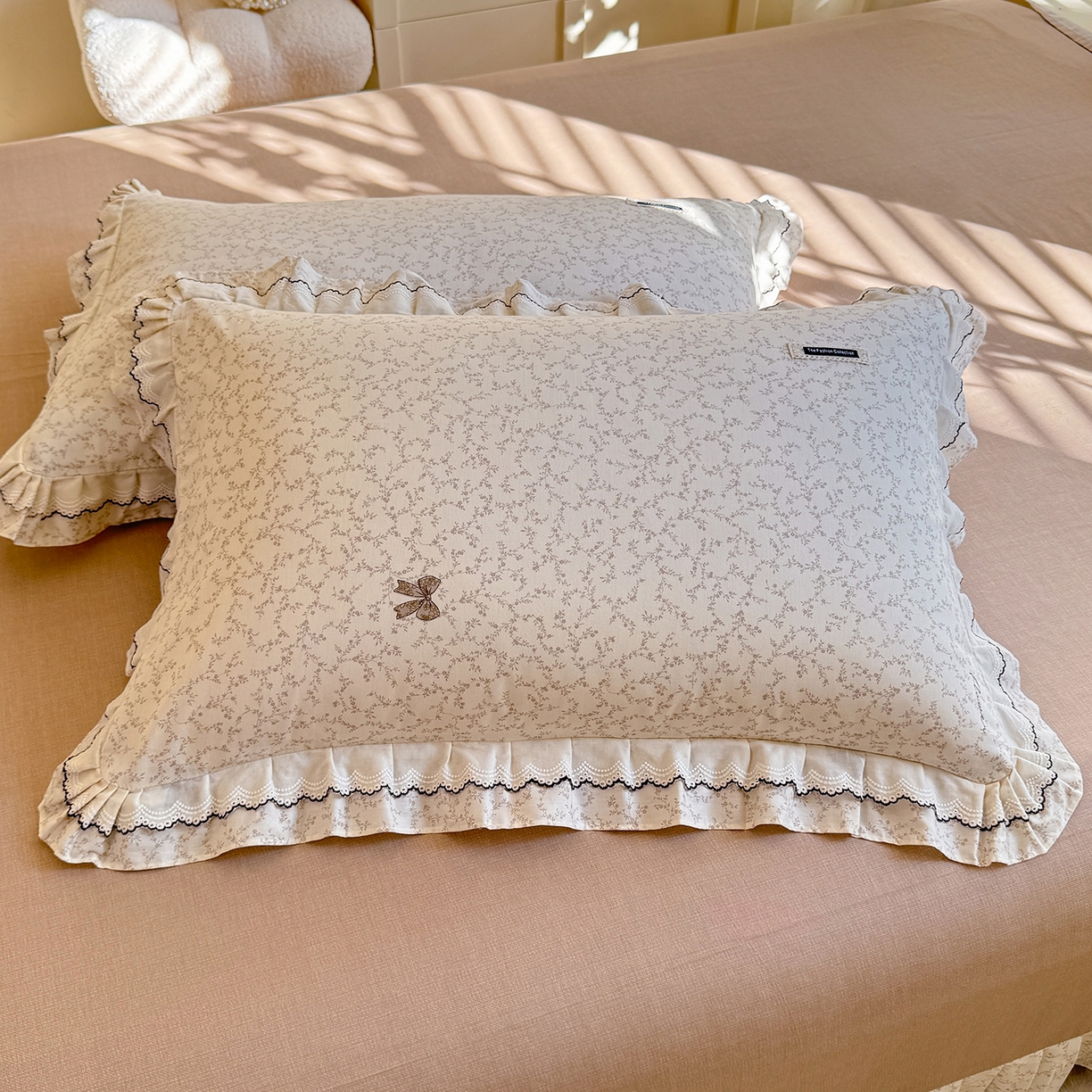 91家纺网 家纺一手货源 找家纺 艾唯希家纺 2025新款全棉双层花边四件套纯棉小碎花10个花型-花边系列 梳璃