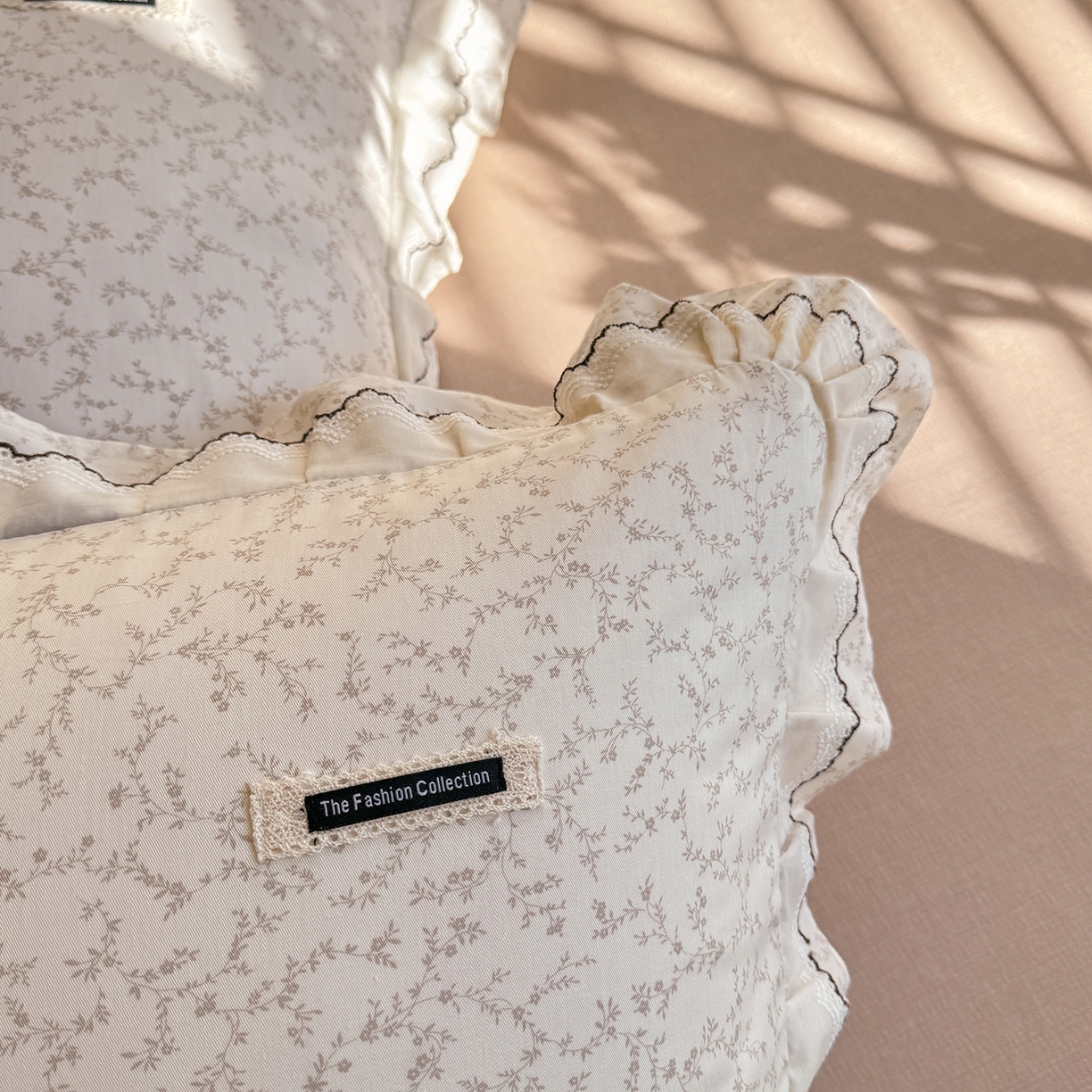 91家纺网 家纺一手货源 找家纺 艾唯希家纺 2025新款全棉双层花边四件套纯棉小碎花10个花型-花边系列 梳璃