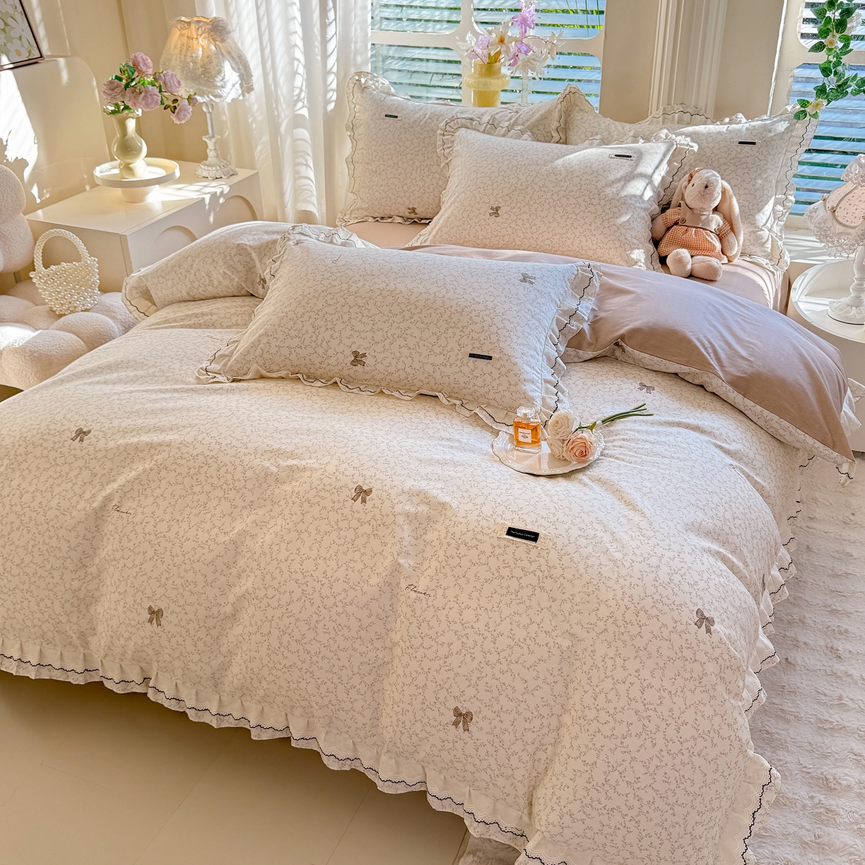 91家纺网 家纺一手货源 找家纺 艾唯希家纺 2025新款全棉双层花边四件套纯棉小碎花10个花型-花边系列 梳璃