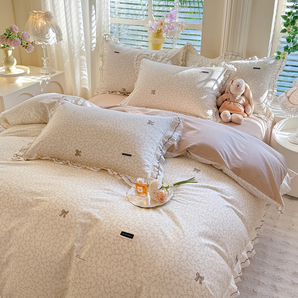 91家纺网 家纺一手货源 找家纺 艾唯希家纺 2025新款全棉双层花边四件套纯棉小碎花10个花型-花边系列 梳璃