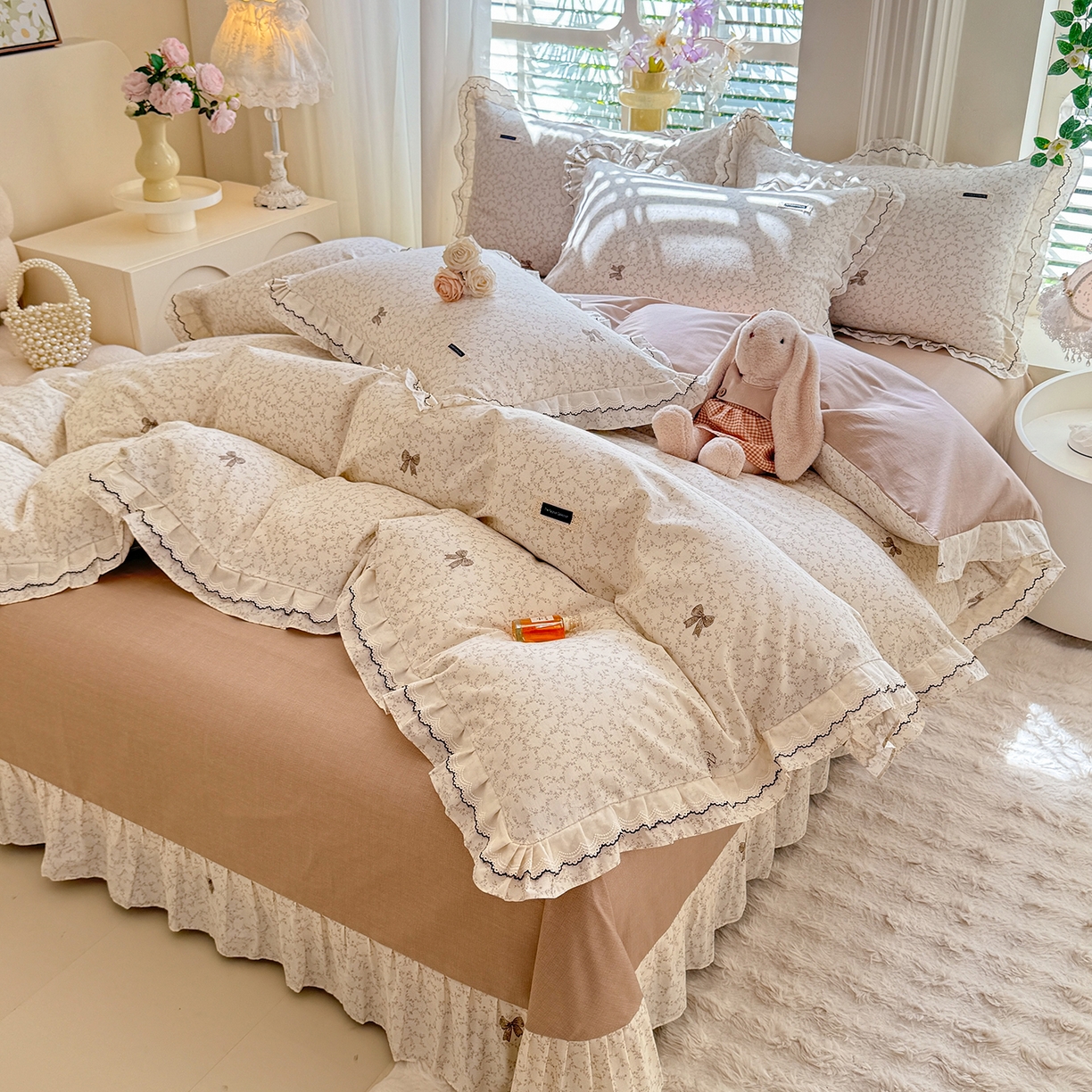 91家纺网 家纺一手货源 找家纺 艾唯希家纺 2025新款全棉双层花边四件套纯棉小碎花10个花型-花边系列 梳璃