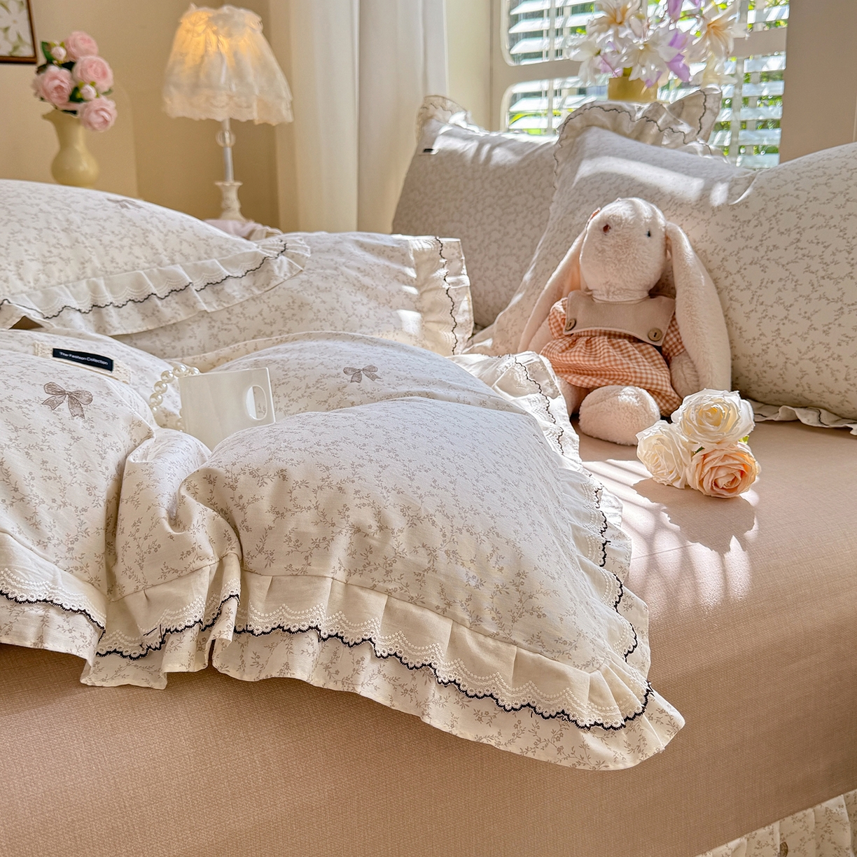 91家纺网 家纺一手货源 找家纺 艾唯希家纺 2025新款全棉双层花边四件套纯棉小碎花10个花型-花边系列 梳璃