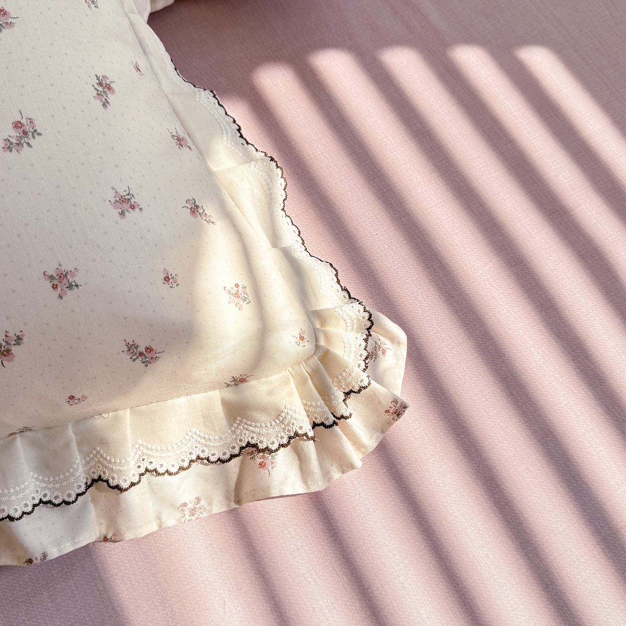 91家纺网 家纺一手货源 找家纺 艾唯希家纺 2025新款全棉双层花边四件套纯棉小碎花10个花型-花边系列 雾里花