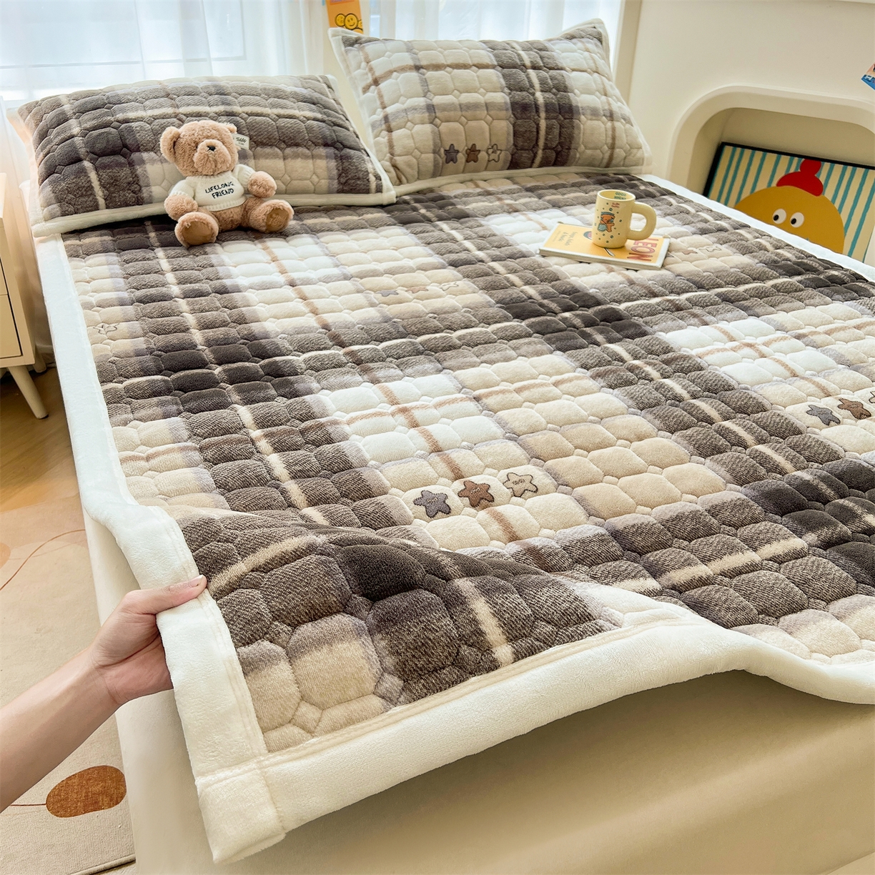 91家纺网 家纺一手货源 找家纺 （总）慕木家纺 2025新款大床款牛奶绒印花床褥垫系列