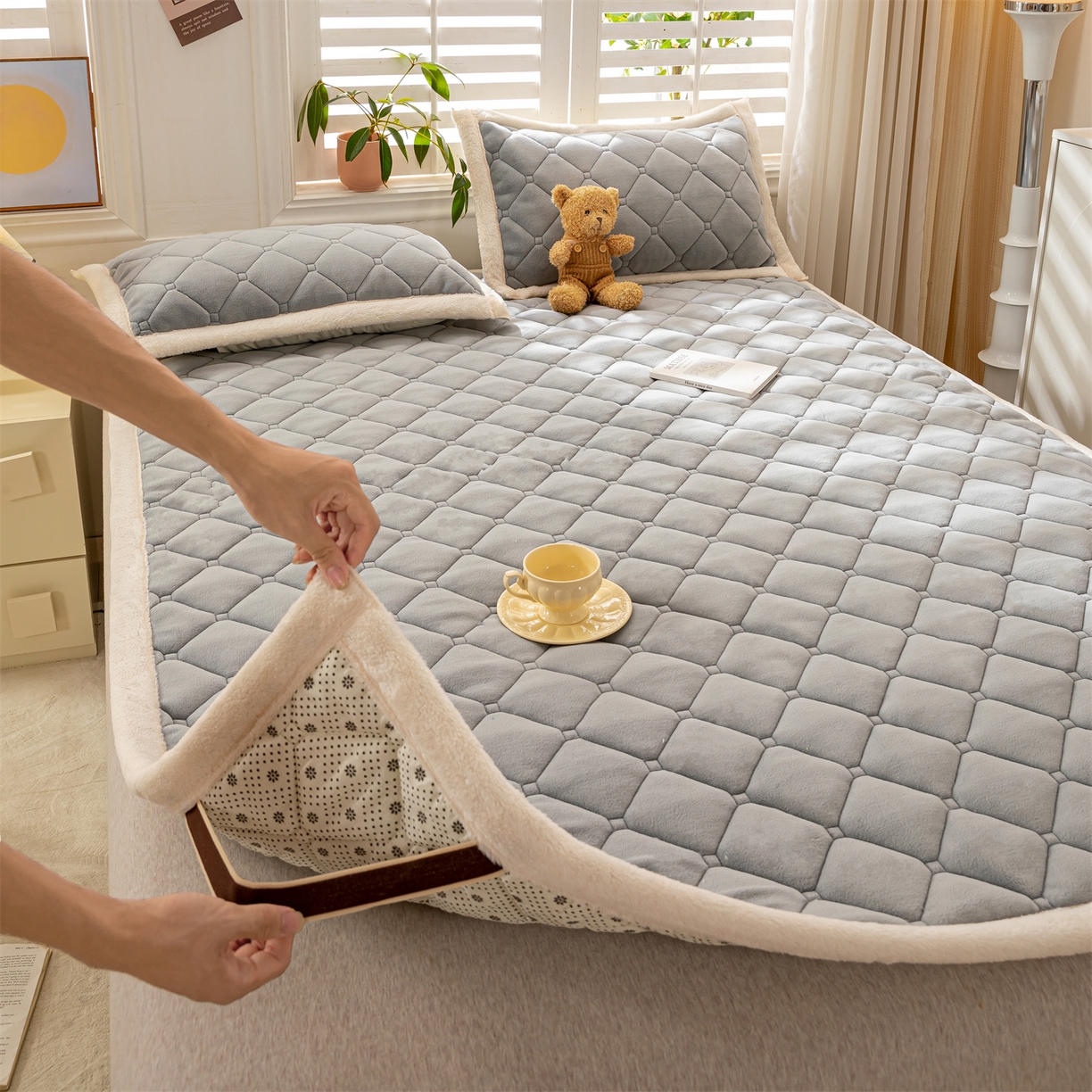 91家纺网 家纺一手货源 找家纺 （总）慕木家纺 2025新款大床款牛奶绒印花床褥垫系列