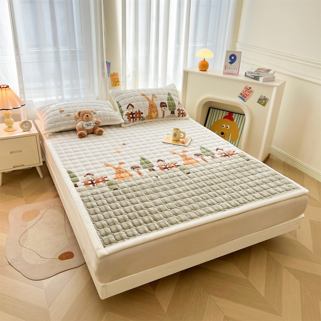 91家纺网 家纺一手货源 找家纺 慕木家纺 2025新款大床款牛奶绒印花床褥垫系列 床褥垫-萝卜兔