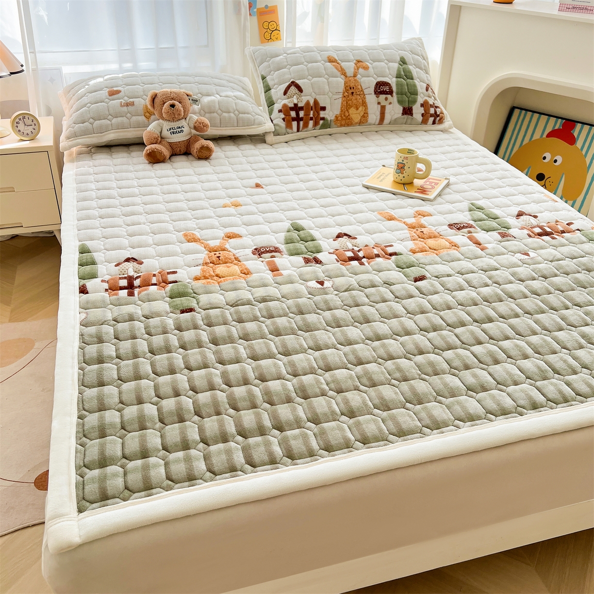 91家纺网 家纺一手货源 找家纺 慕木家纺 2025新款大床款牛奶绒印花床褥垫系列 床褥垫-萝卜兔