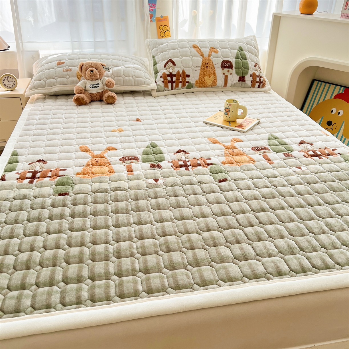 91家纺网 家纺一手货源 找家纺 慕木家纺 2025新款大床款牛奶绒印花床褥垫系列 床褥垫-萝卜兔