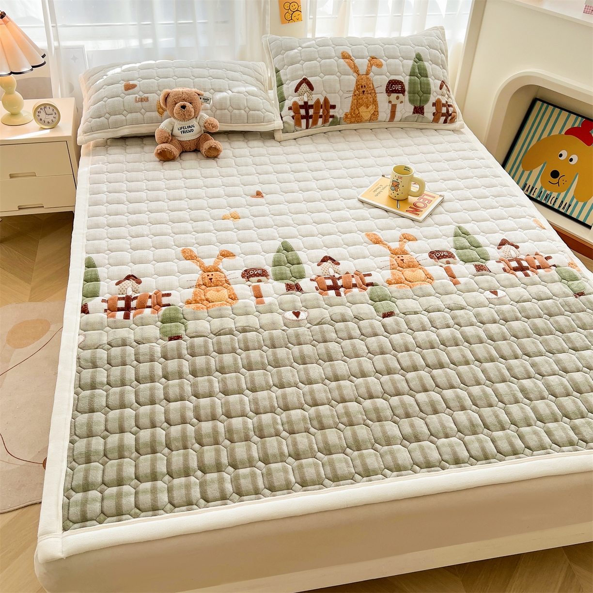 91家纺网 家纺一手货源 找家纺 慕木家纺 2025新款大床款牛奶绒印花床褥垫系列 床褥垫-萝卜兔