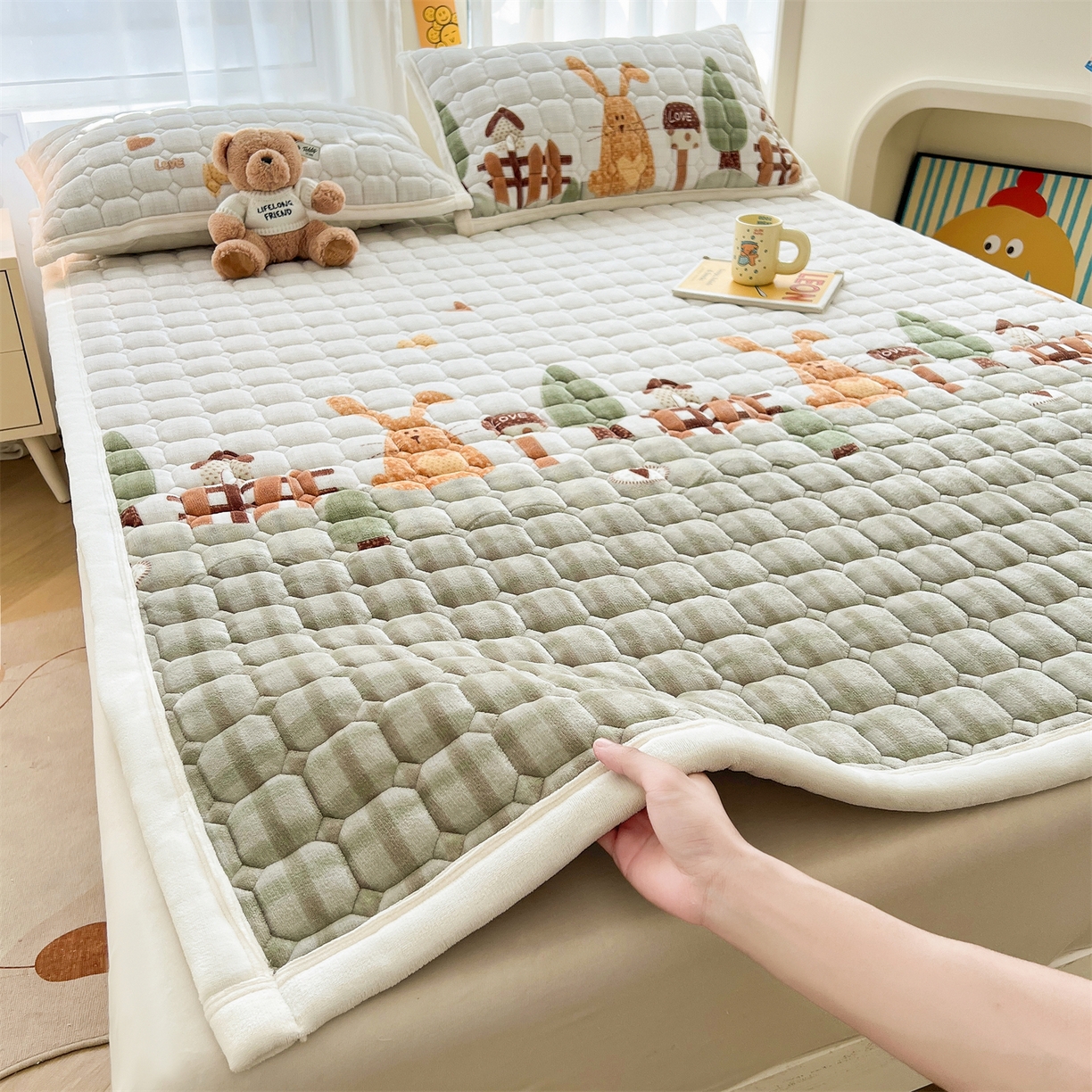 91家纺网 家纺一手货源 找家纺 慕木家纺 2025新款大床款牛奶绒印花床褥垫系列 床褥垫-萝卜兔