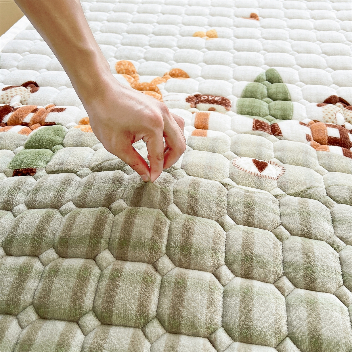 91家纺网 家纺一手货源 找家纺 慕木家纺 2025新款大床款牛奶绒印花床褥垫系列 床褥垫-萝卜兔