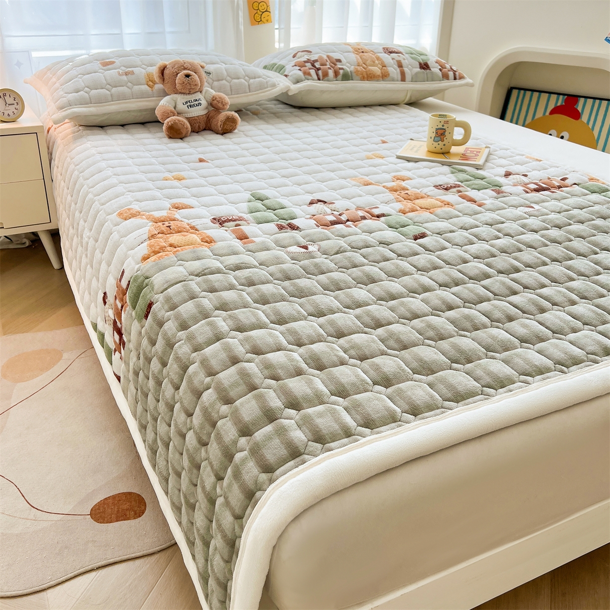 91家纺网 家纺一手货源 找家纺 慕木家纺 2025新款大床款牛奶绒印花床褥垫系列 床褥垫-萝卜兔