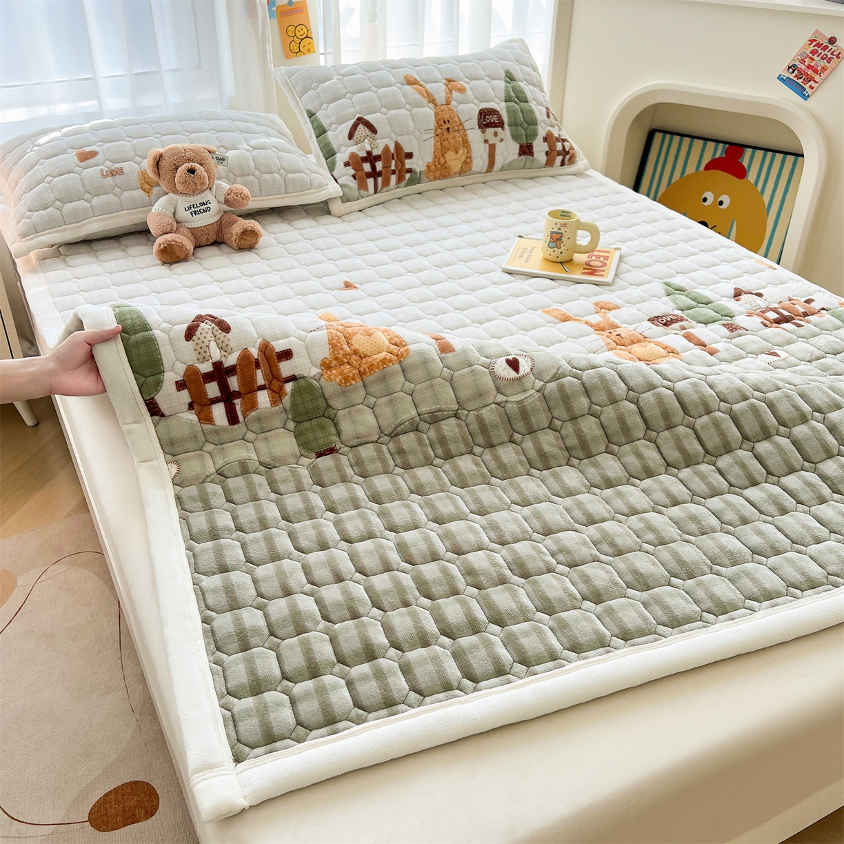 91家纺网 家纺一手货源 找家纺 慕木家纺 2025新款大床款牛奶绒印花床褥垫系列 床褥垫-萝卜兔