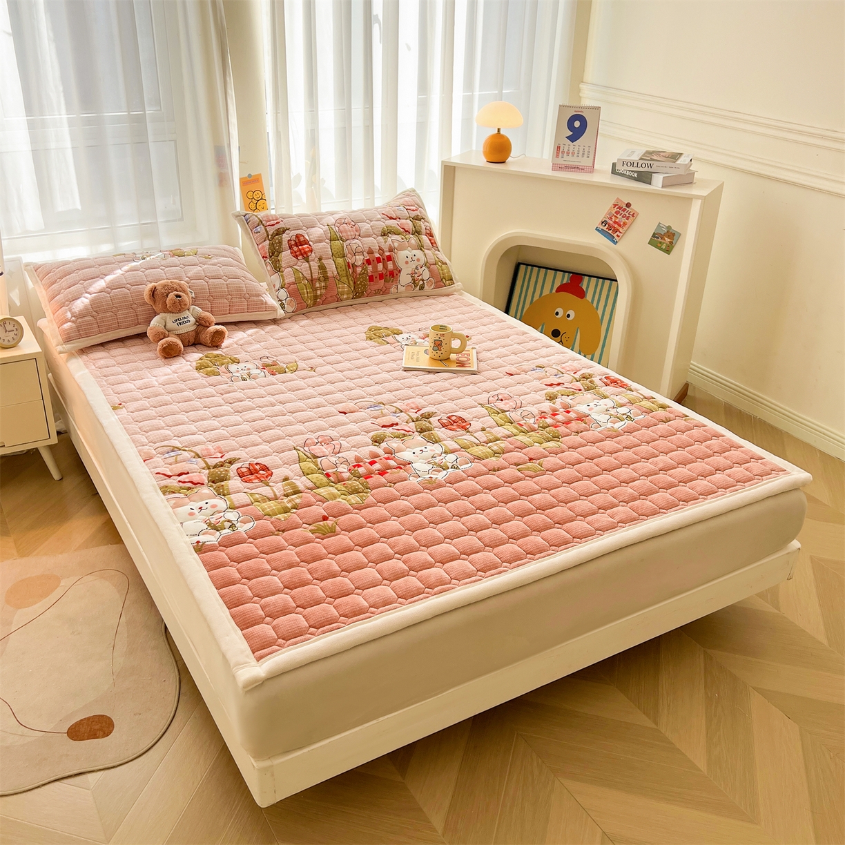 91家纺网 家纺一手货源 找家纺 慕木家纺 2025新款大床款牛奶绒印花床褥垫系列 床褥垫-芭比猫