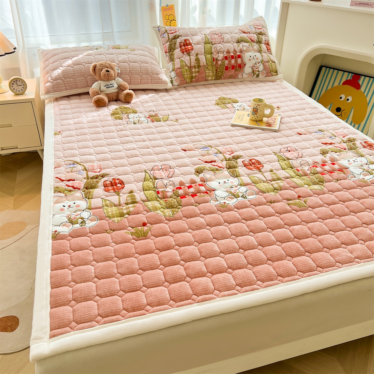 91家纺网 家纺一手货源 找家纺 慕木家纺 2025新款大床款牛奶绒印花床褥垫系列 床褥垫-芭比猫