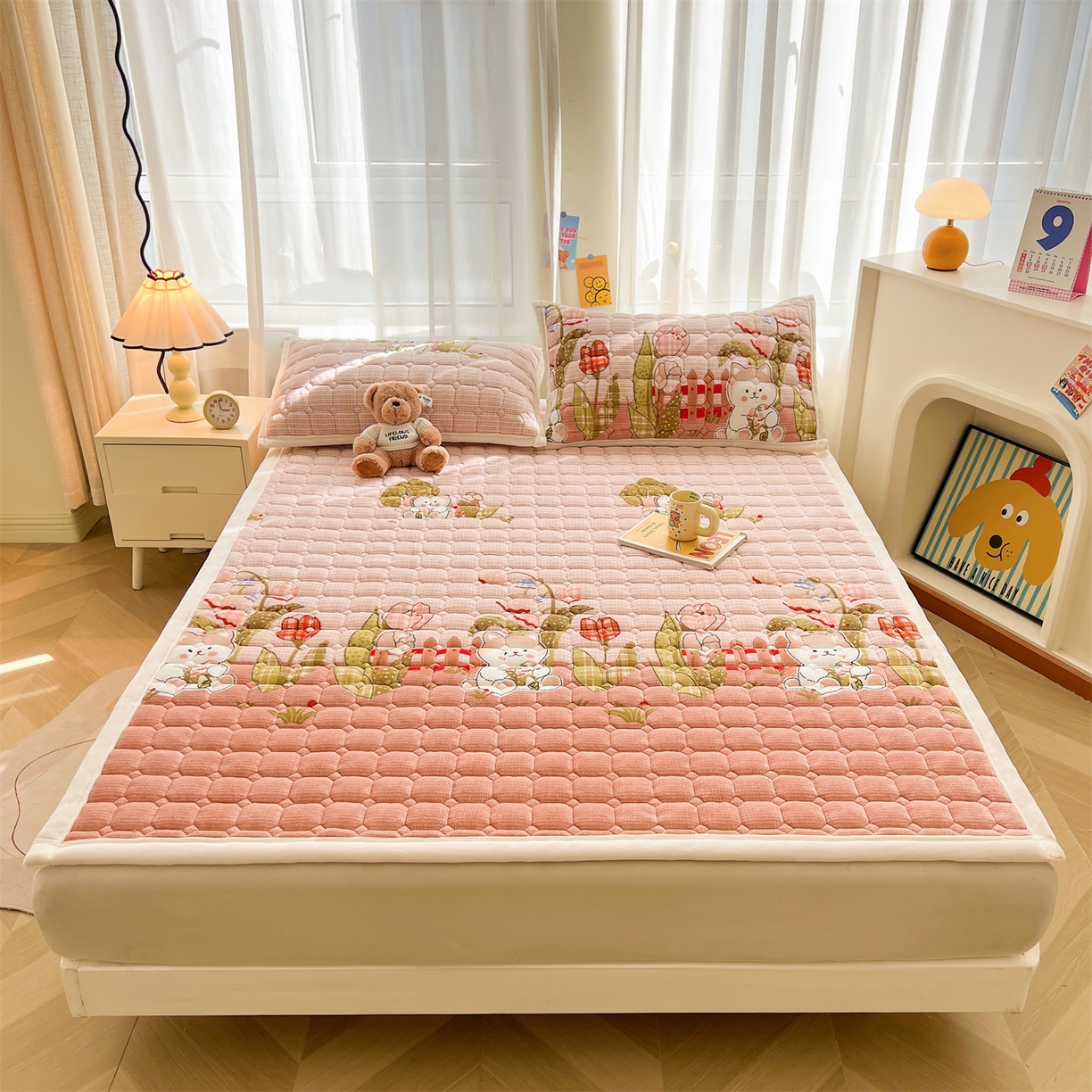 91家纺网 家纺一手货源 找家纺 慕木家纺 2025新款大床款牛奶绒印花床褥垫系列 床褥垫-芭比猫