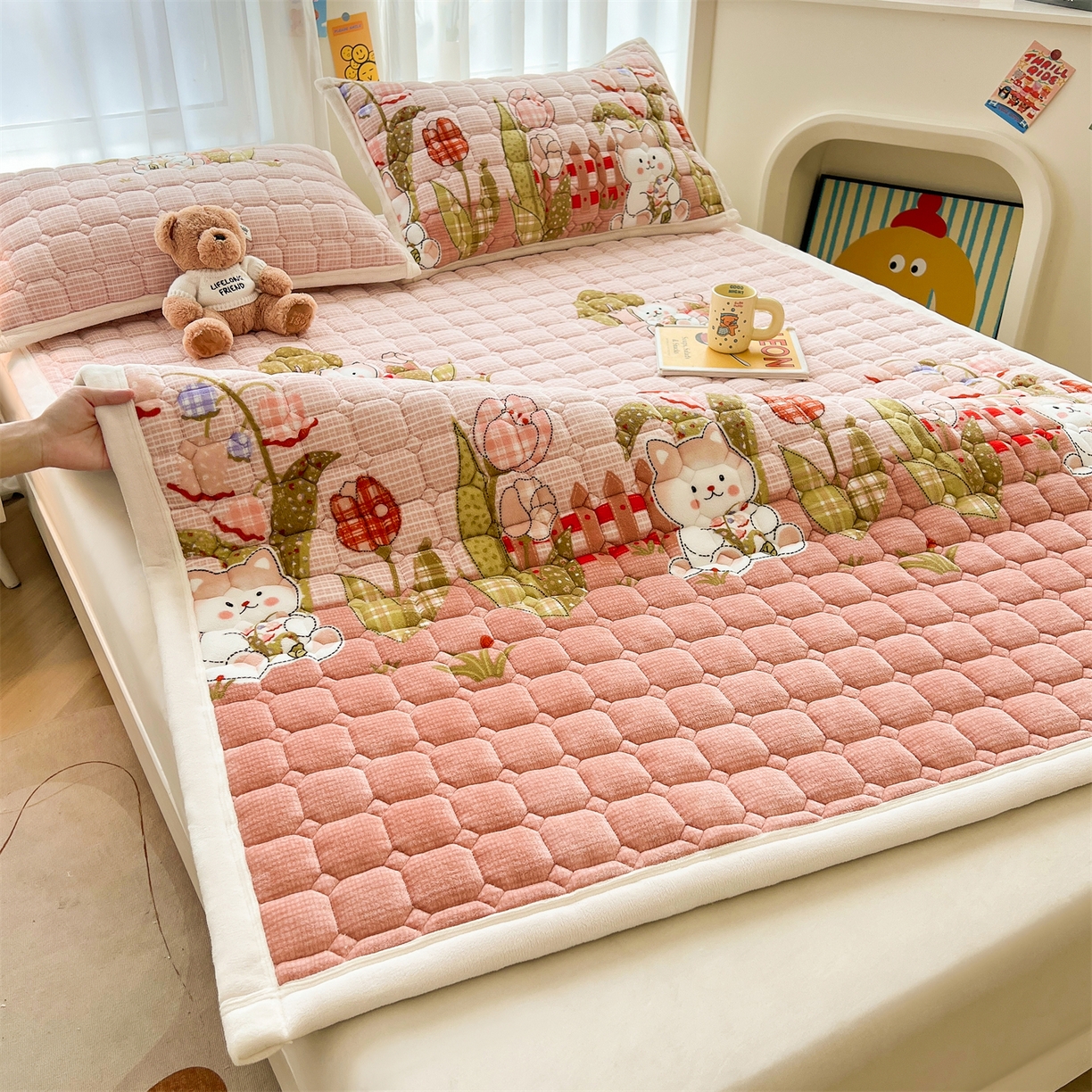 91家纺网 家纺一手货源 找家纺 慕木家纺 2025新款大床款牛奶绒印花床褥垫系列 床褥垫-芭比猫