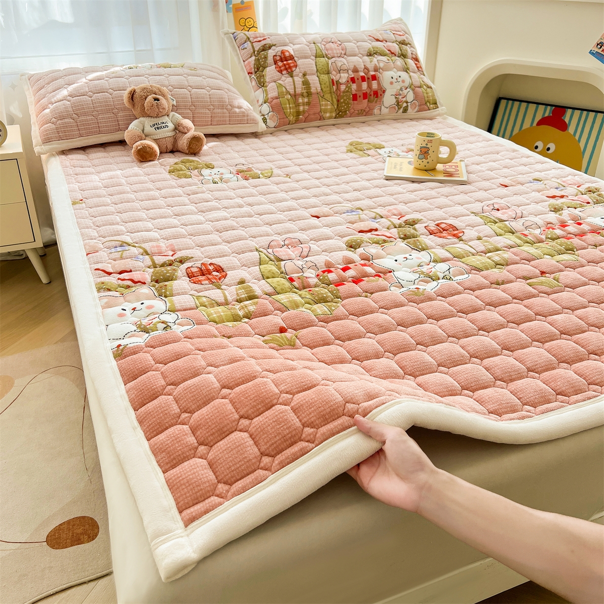 91家纺网 家纺一手货源 找家纺 慕木家纺 2025新款大床款牛奶绒印花床褥垫系列 床褥垫-芭比猫