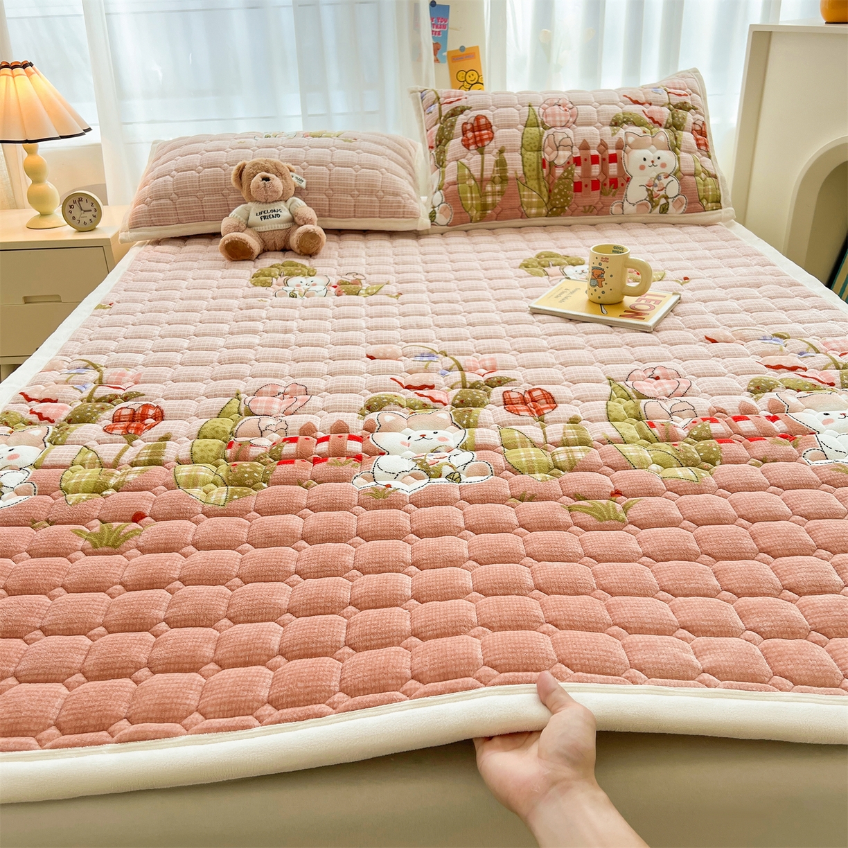 91家纺网 家纺一手货源 找家纺 慕木家纺 2025新款大床款牛奶绒印花床褥垫系列 床褥垫-芭比猫