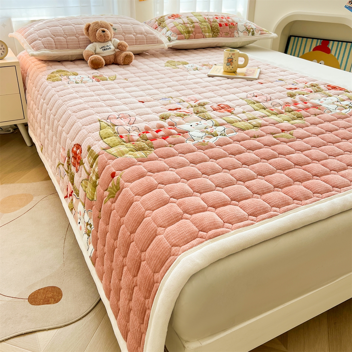 91家纺网 家纺一手货源 找家纺 慕木家纺 2025新款大床款牛奶绒印花床褥垫系列 床褥垫-芭比猫