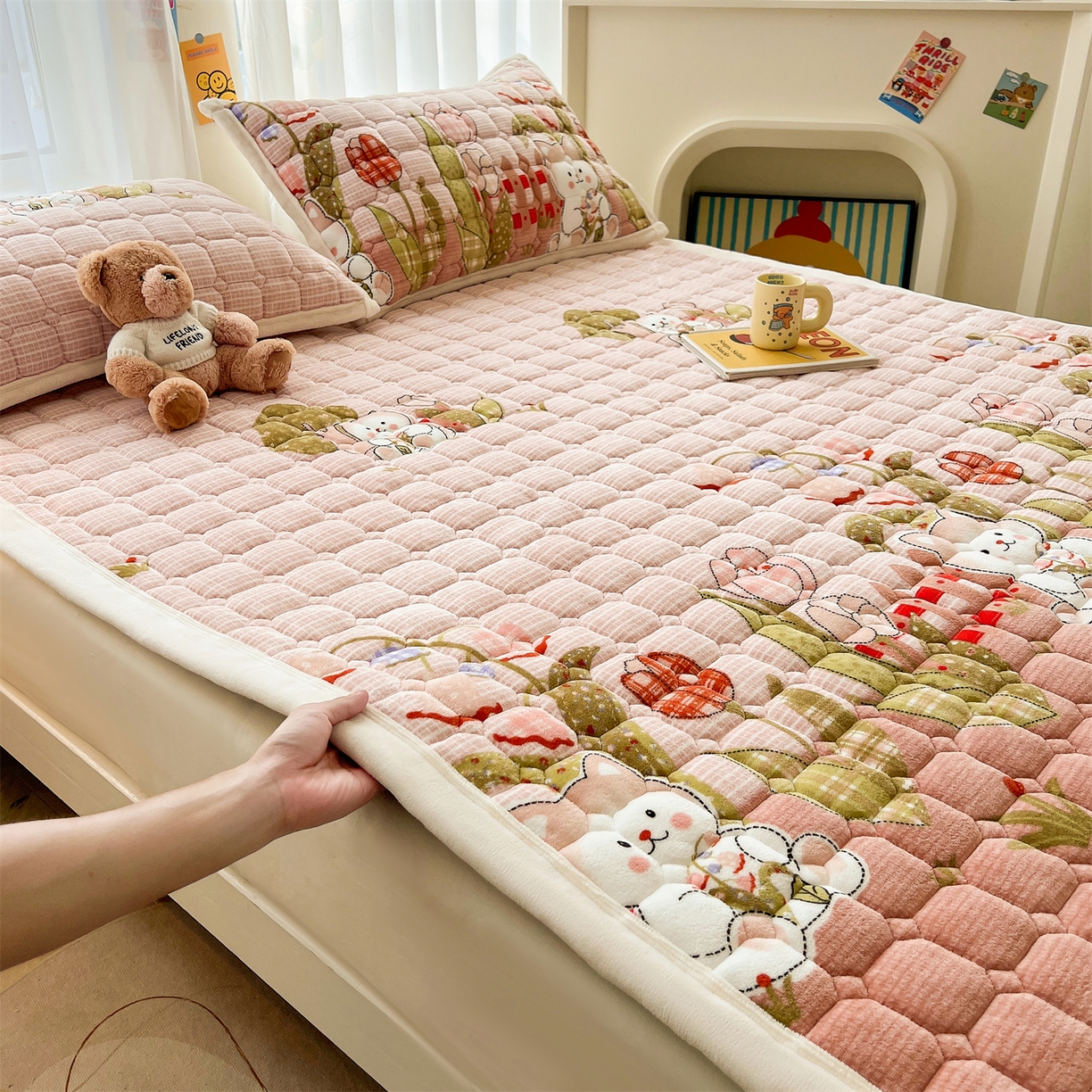 91家纺网 家纺一手货源 找家纺 慕木家纺 2025新款大床款牛奶绒印花床褥垫系列 床褥垫-芭比猫