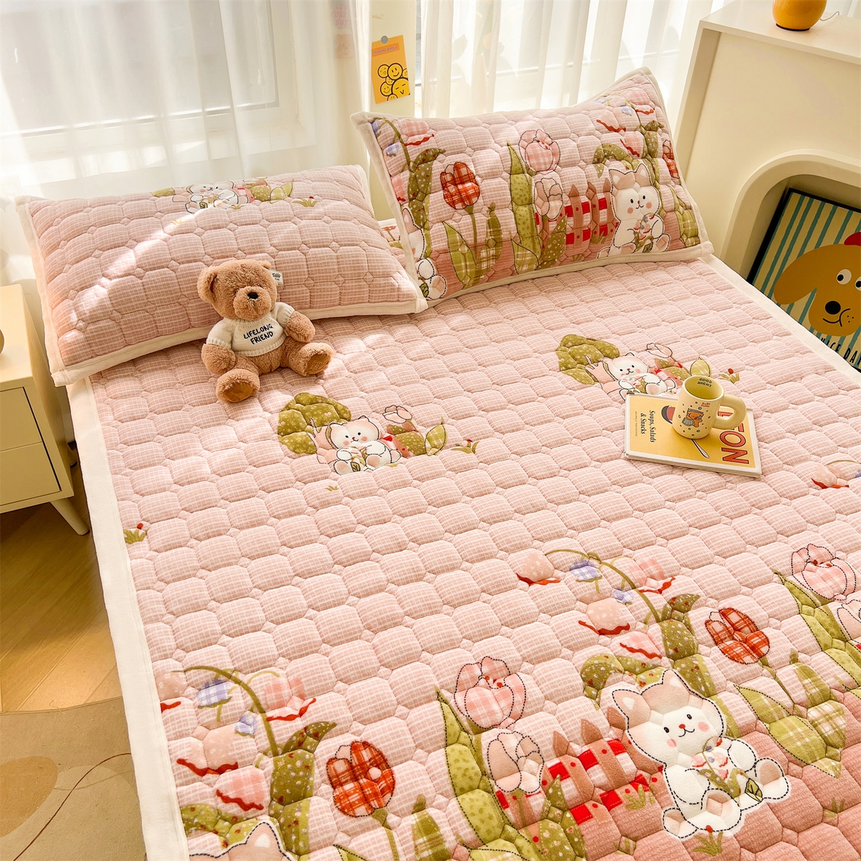 91家纺网 家纺一手货源 找家纺 慕木家纺 2025新款大床款牛奶绒印花床褥垫系列 床褥垫-芭比猫