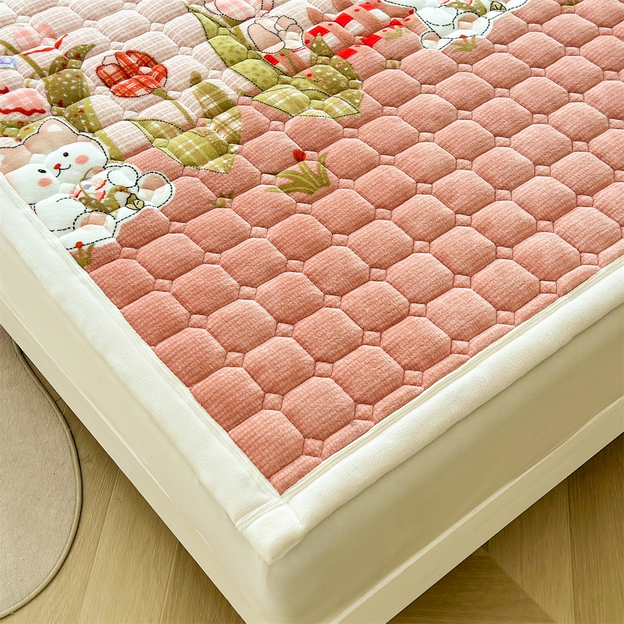 91家纺网 家纺一手货源 找家纺 慕木家纺 2025新款大床款牛奶绒印花床褥垫系列 床褥垫-芭比猫