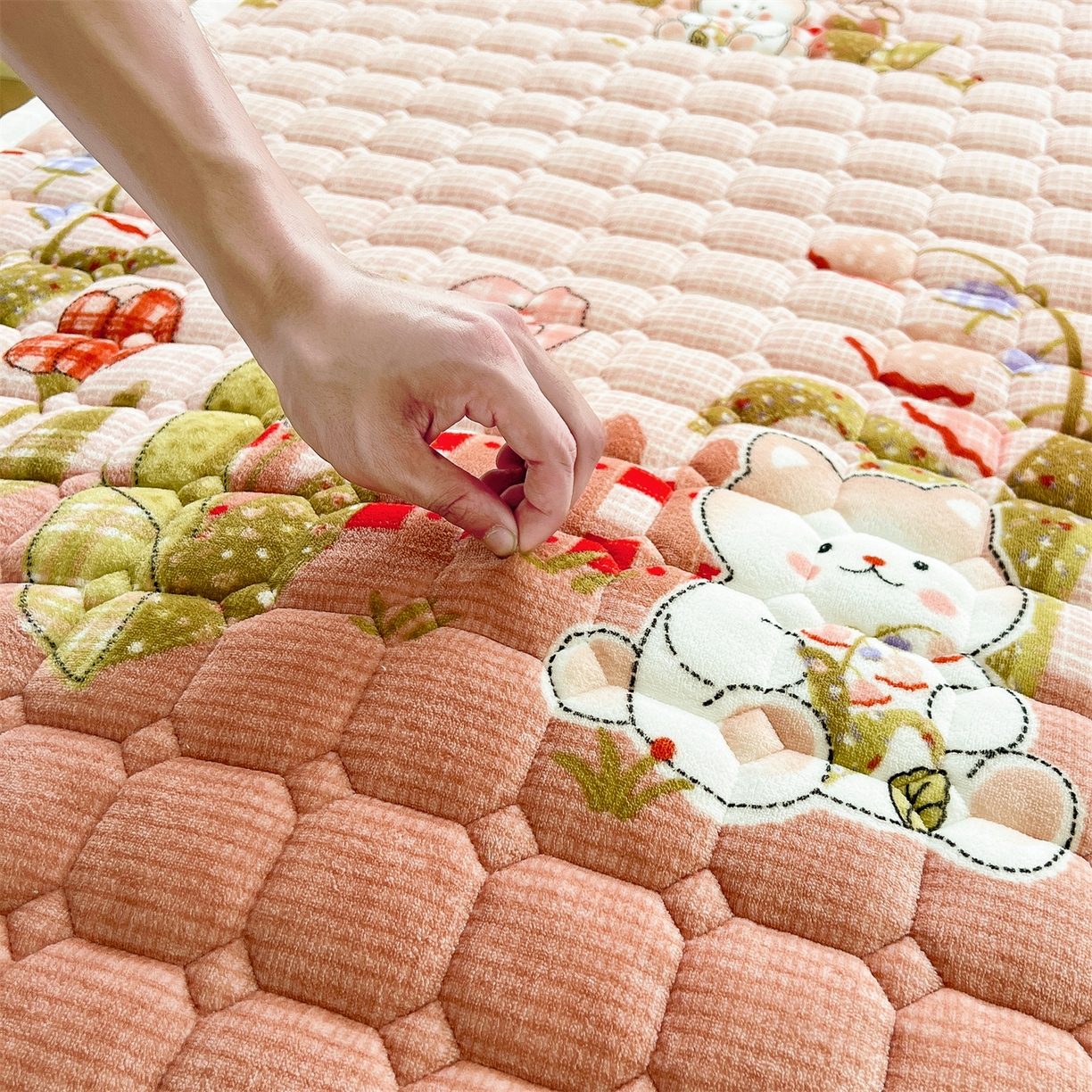 91家纺网 家纺一手货源 找家纺 慕木家纺 2025新款大床款牛奶绒印花床褥垫系列 床褥垫-芭比猫