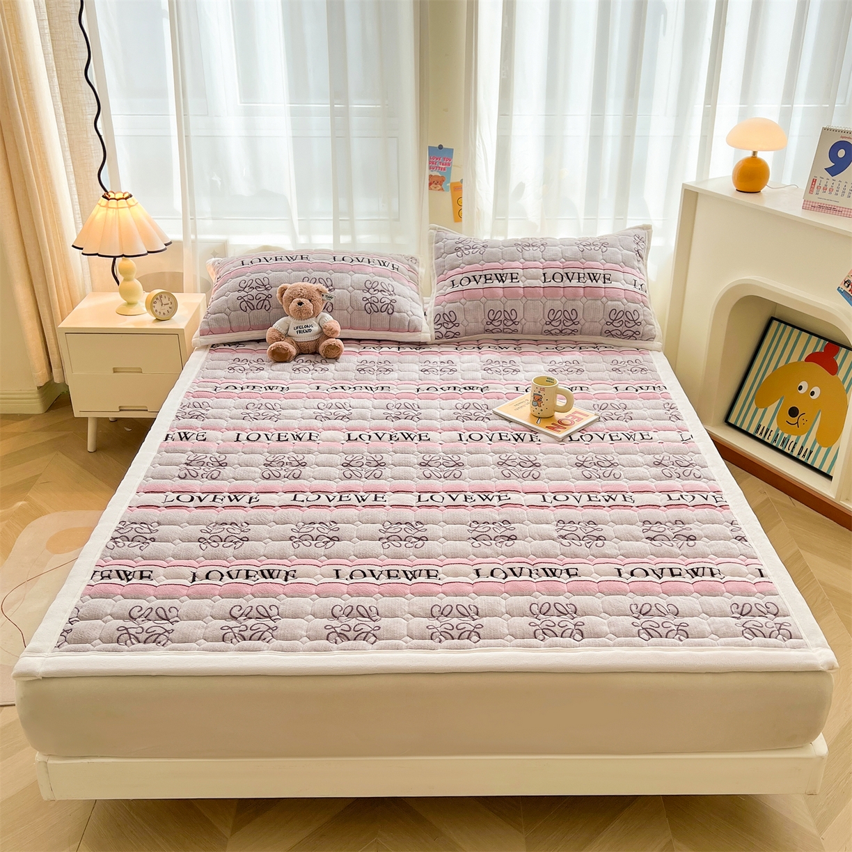 91家纺网 家纺一手货源 找家纺 慕木家纺 2025新款大床款牛奶绒印花床褥垫系列 床褥垫-蝶舞飞